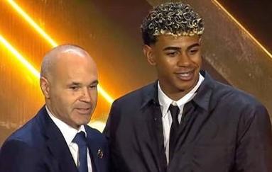 获胜真开心快船官方晒赢球海报：哈登、祖巴茨登上封面